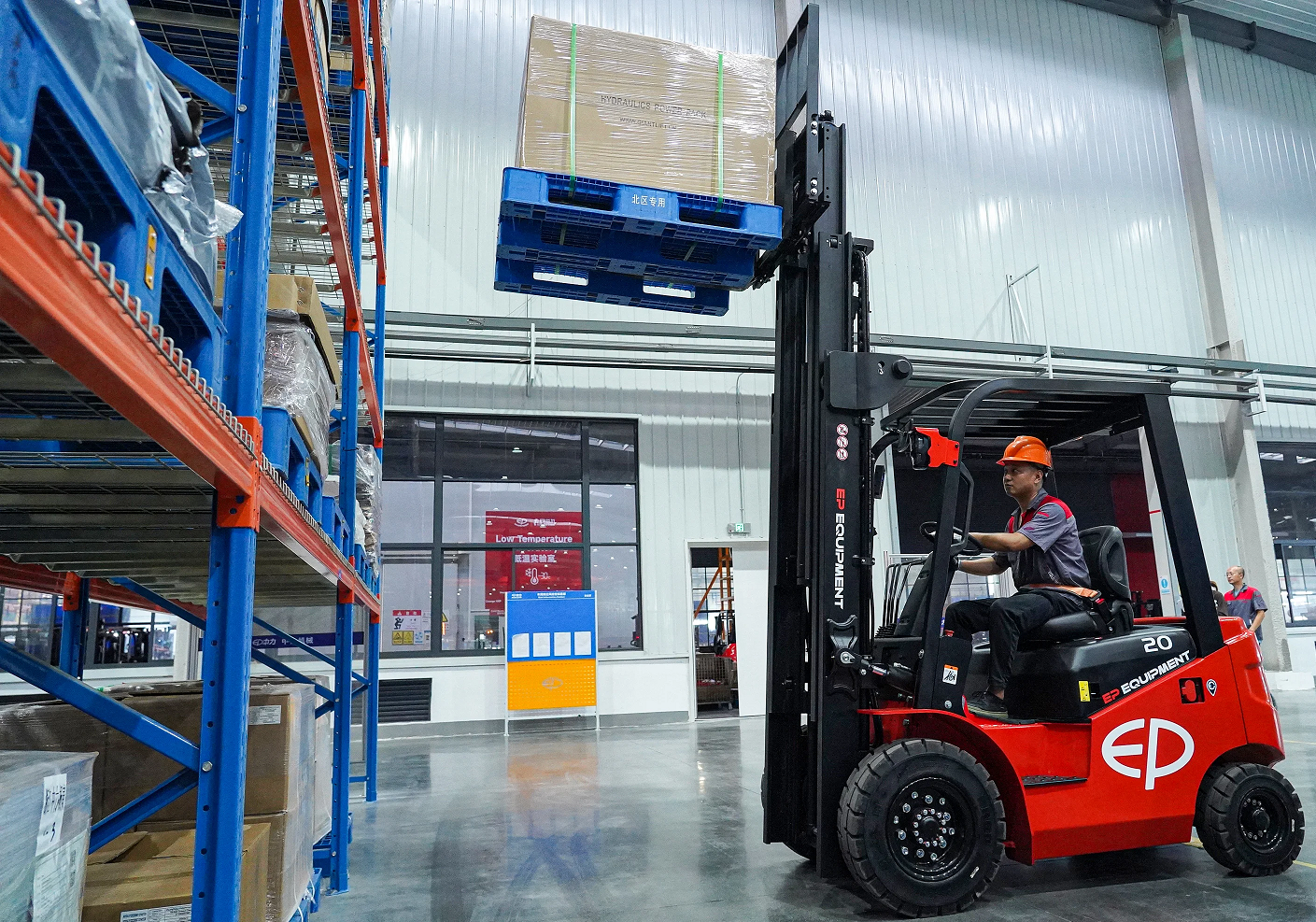 Autoelevador Eléctrico 2000Kg | 4,80m a 6m | EFL203 - Imagen 3